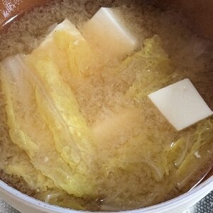 白菜と絹ごし豆腐の味噌汁